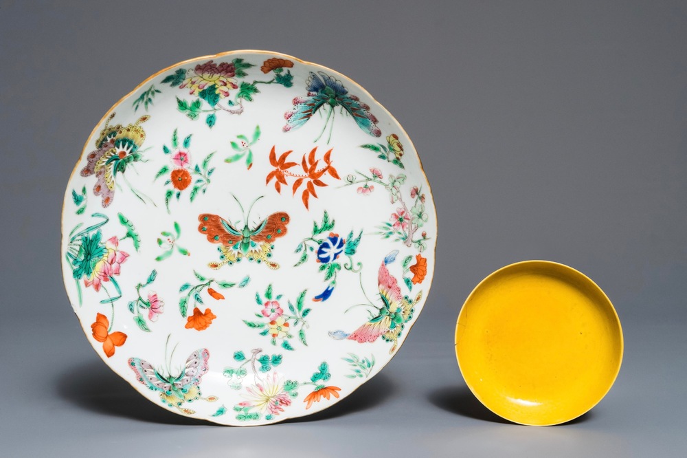 Une coupe en porcelaine de Chine jaune monochrome, marque et &eacute;poque de Tongzhi, et une assiette aux papillons, 19&egrave;me